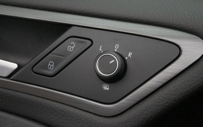 Volkswagen Golf cena 59899 przebieg: 40875, rok produkcji 2019 z Warszawa małe 137